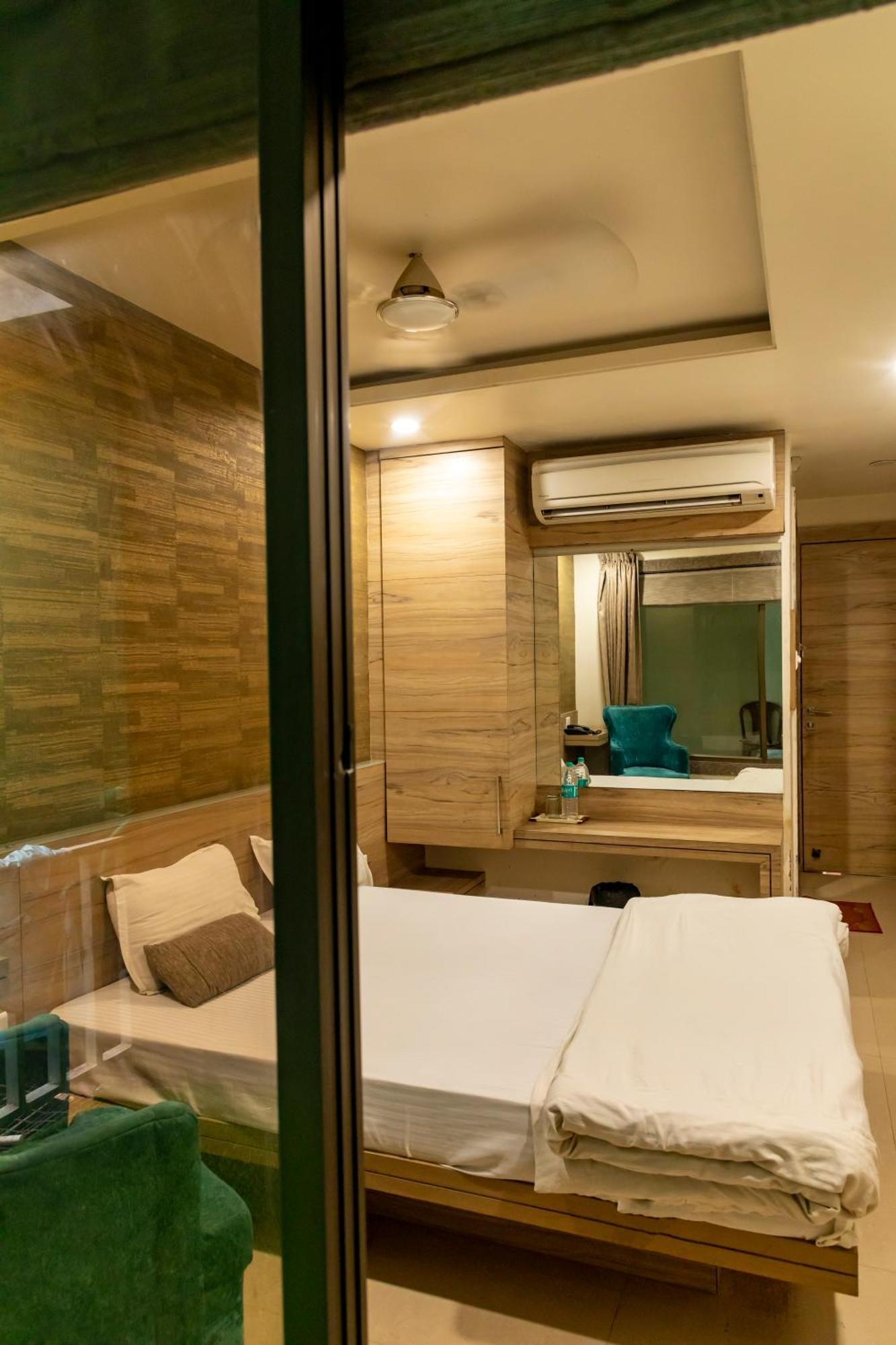 Adarsh Palace Hotel Бопал Екстериор снимка