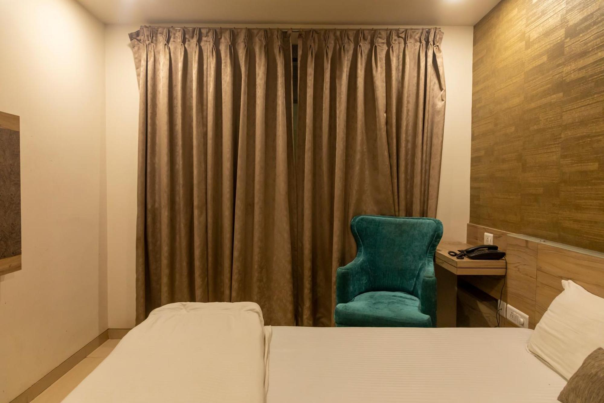 Adarsh Palace Hotel Бопал Екстериор снимка