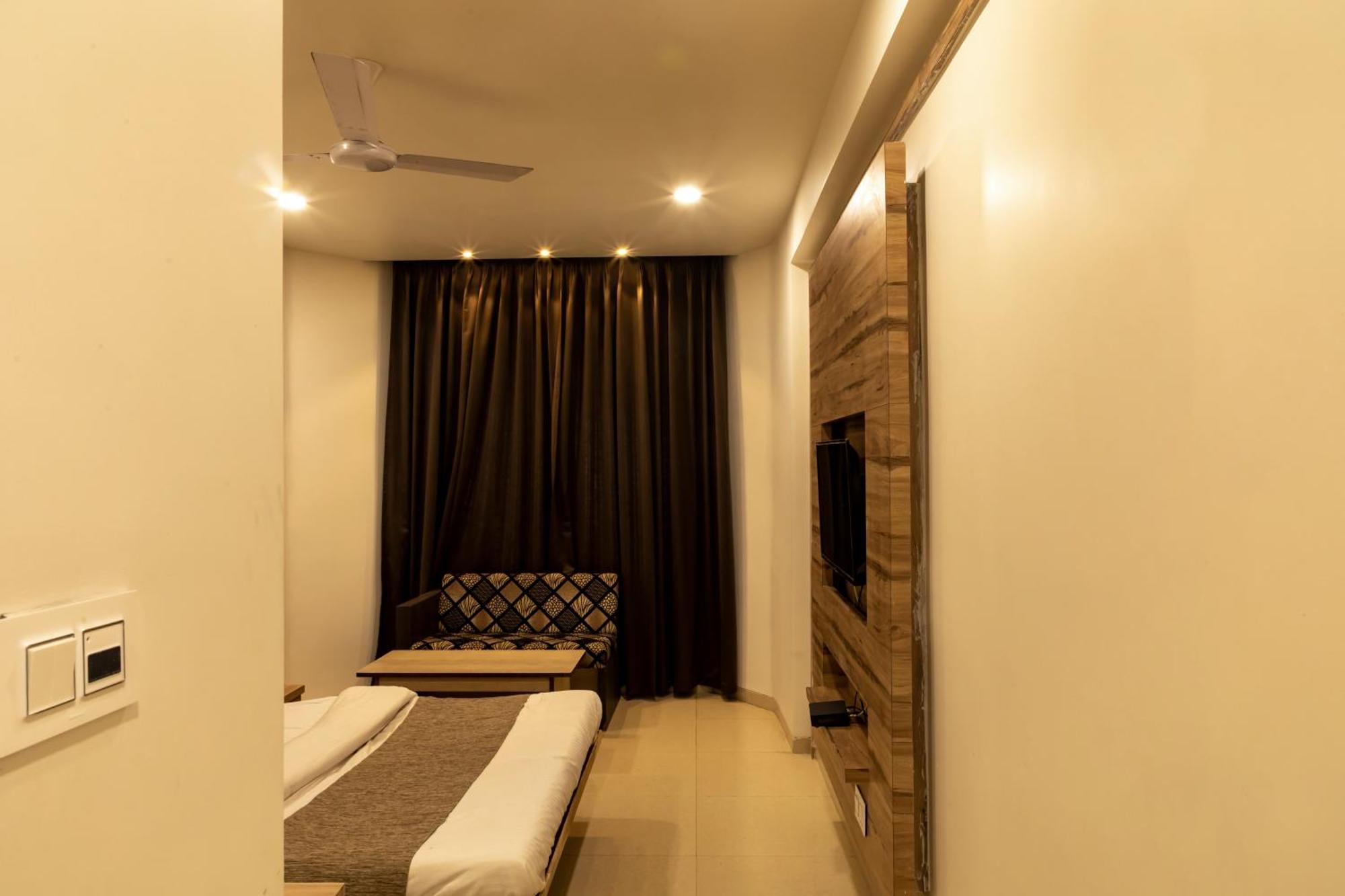 Adarsh Palace Hotel Бопал Екстериор снимка