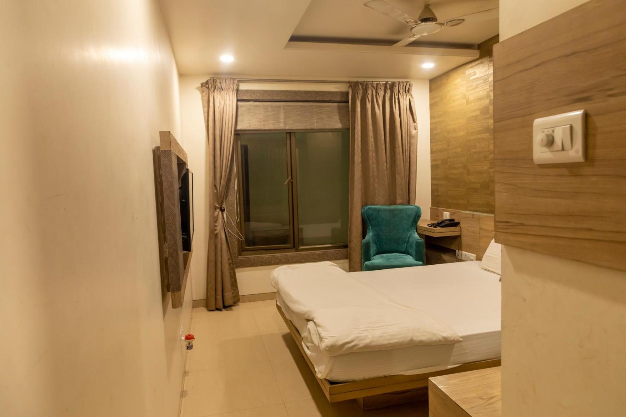 Adarsh Palace Hotel Бопал Екстериор снимка