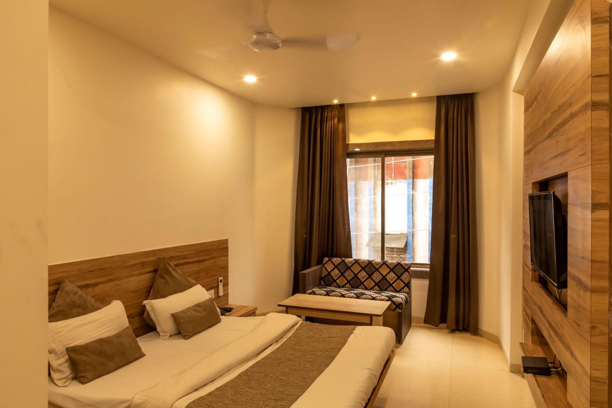 Adarsh Palace Hotel Бопал Екстериор снимка