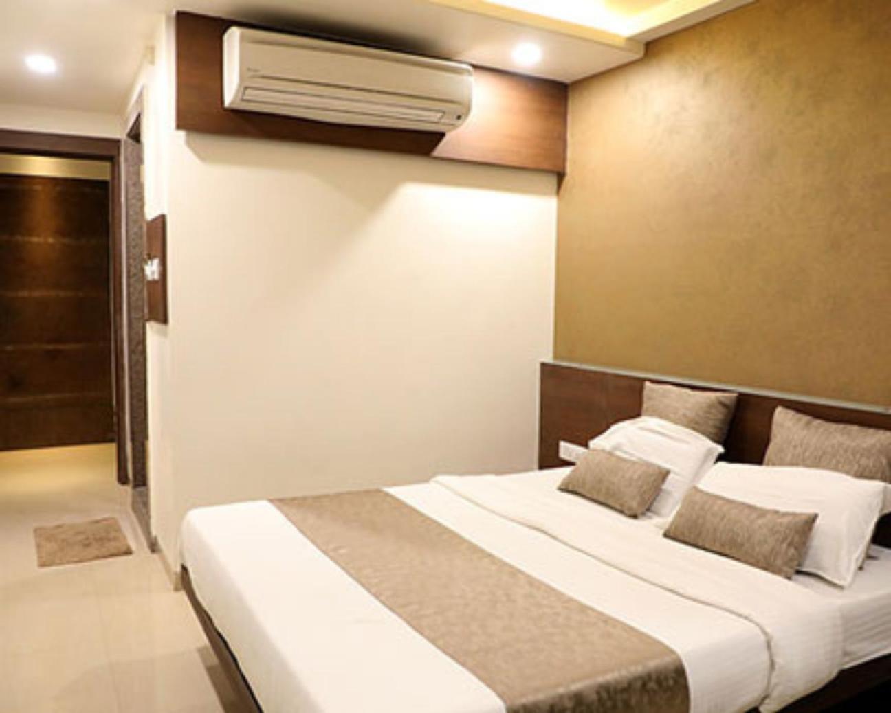Adarsh Palace Hotel Бопал Екстериор снимка
